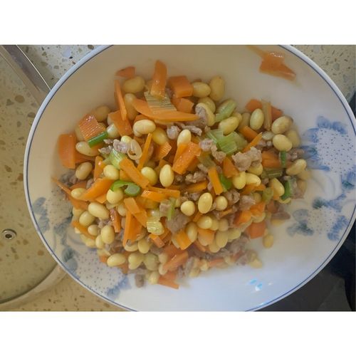 胡萝卜炒黄豆丁