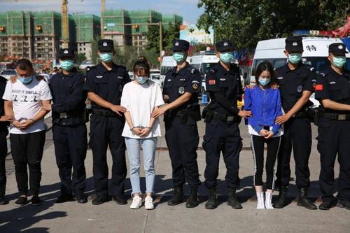 两个"杀猪盘"被端!9名犯罪嫌疑人被押解回西昌