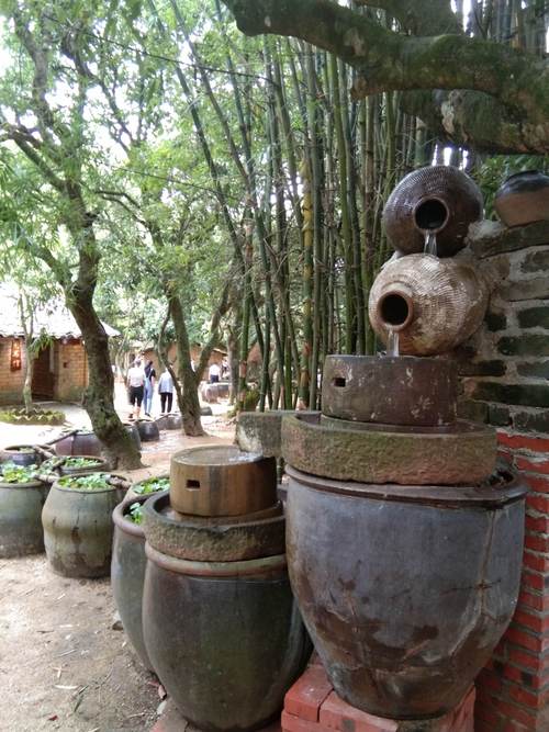 各家各户腾出的旧石磨,旧水缸摆成一道靓丽的风景线.