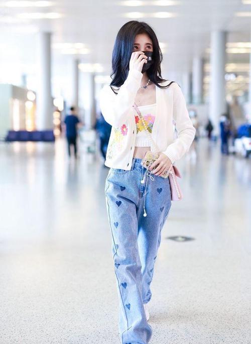 鞠婧祎穿白色绣花开衫搭蓝色牛仔裤秀细腰清新迷人像个纯美少女