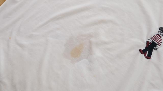 污渍糖浆沾衣服上,教您成本不到5毛钱,衣服恢复白净和新的一样