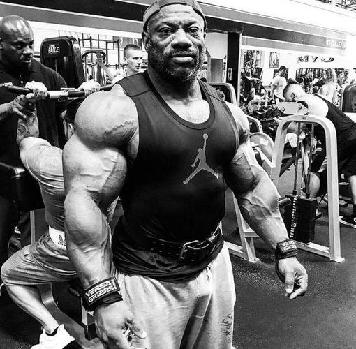 那些经典的黑白健美照,诉说着一代又一代健美之王的