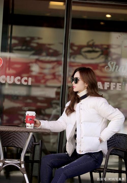 孙允珠高清美图:月牙白短款蓬松面包羽绒服