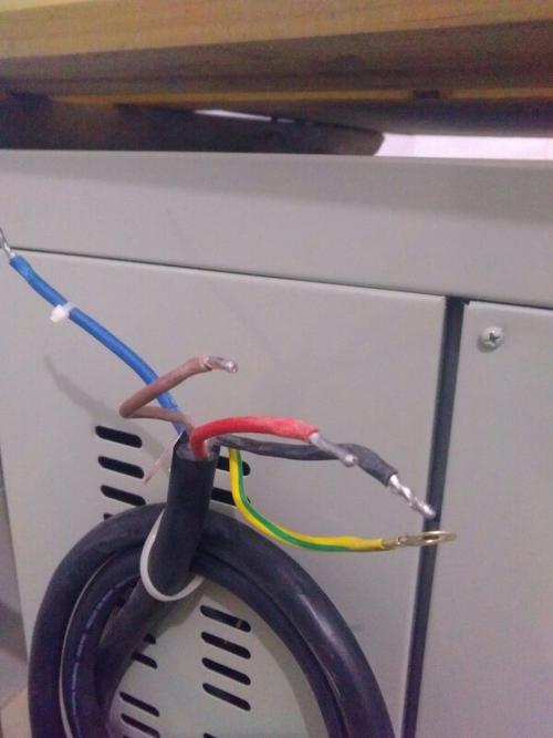 请问祥兴一层两盆电烤箱两相电怎么接