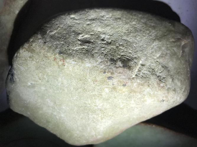 实拍切涨的木那场口翡翠原石皮壳是有什么特长?