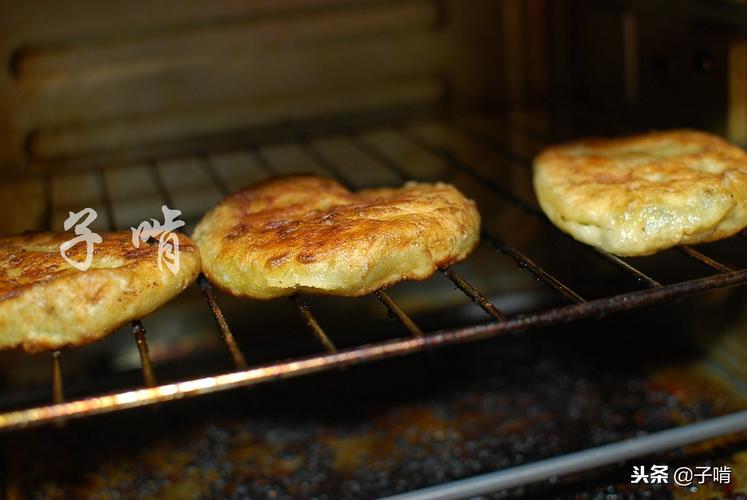 自家做的烙包子,弄个调味汁多放辣椒,蘸着吃特香颜色上也有食欲