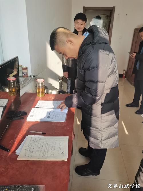 阿城区教育局安全科领导莅临交界山城学校检查疫情防控和校园安全工作