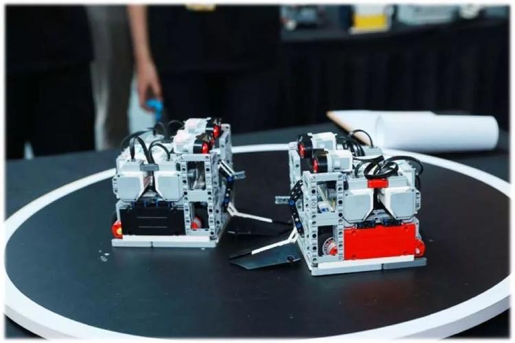 相扑机器人 相扑机器人由选手组队搭建拼装,通过电脑进行编程预设.