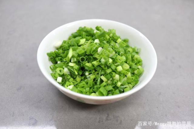 7.    将茄子攥干水分,与香葱末一同入酱香肉馅中