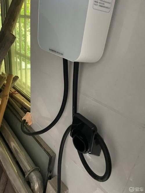 相信很多买了新能源汽车的车主,大多数的车主在家安装了充电桩_哪吒v