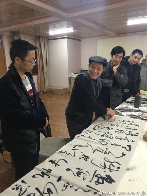 何平老先生与陈金鹏画家在云南酒谷欢聚一堂互赠艺术作品