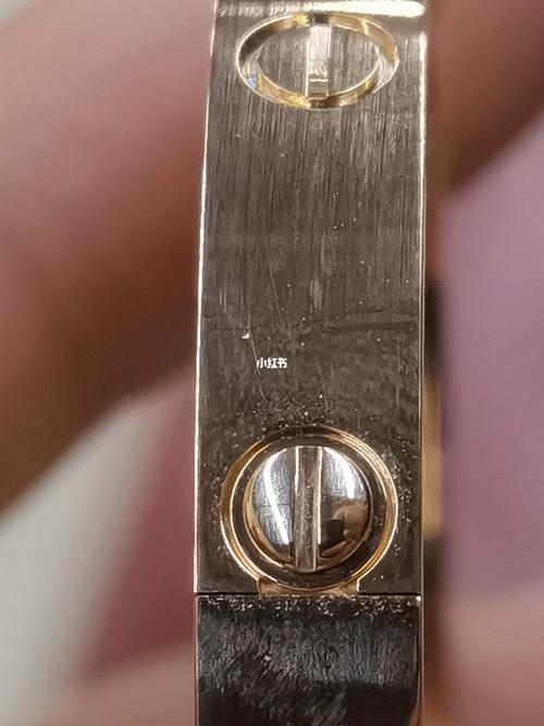 这款卡地亚宽版镯子的接口对