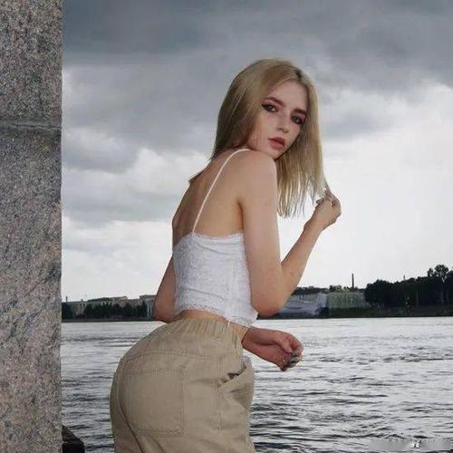 魅惑颜值的银发正妹身材超辣的俄罗斯网红模特