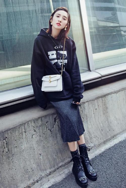 唐艺昕机场街拍美图:卫衣配长裙,珍珠耳饰休闲中略带