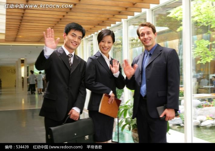 打招呼的商务男女图片