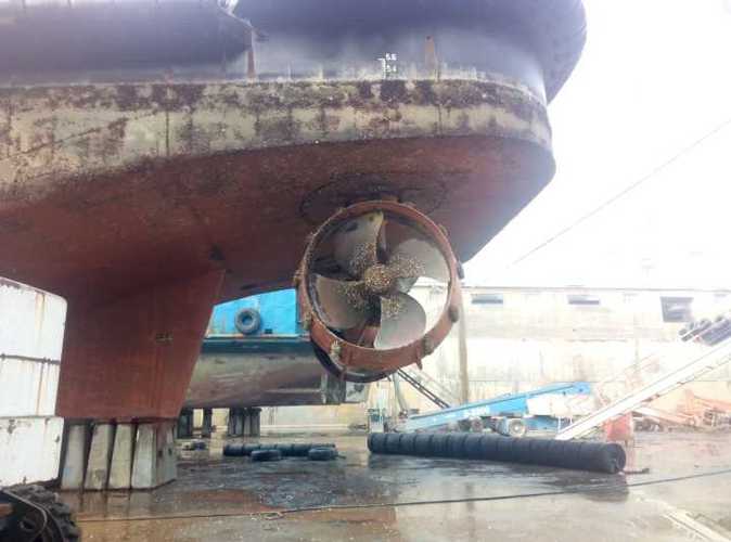 两个螺旋桨的船用哪种方式转弯?