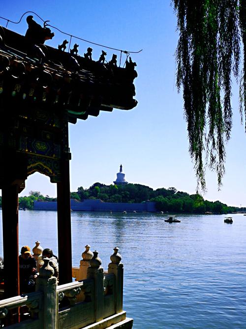 手机拍摄于北京北海公园小西天五龙亭