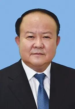 1999年2月,任洮南市委副书记;   2001年8月,任四平市委常委,秘书长