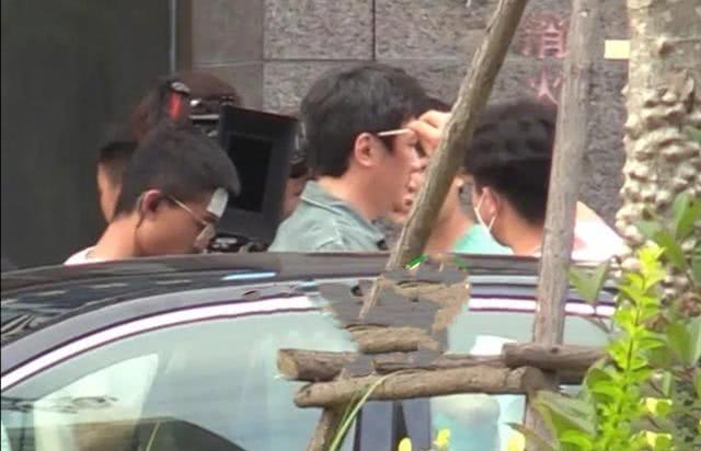 赵丽颖新戏杀青后探班冯绍峰,夫妻各自事业有成,甜蜜不减惹人羡