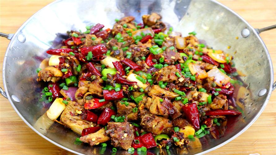 鸭肉不要只会红烧了,川菜师傅教你干锅做法,麻辣鲜香还开胃下饭