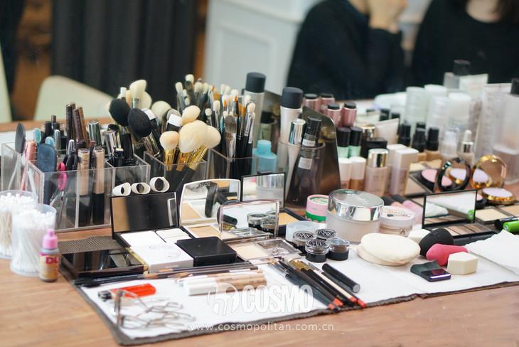 如果给你试妆的化妆师摆台凌乱,或者说化完妆后的化妆刷化妆品非常
