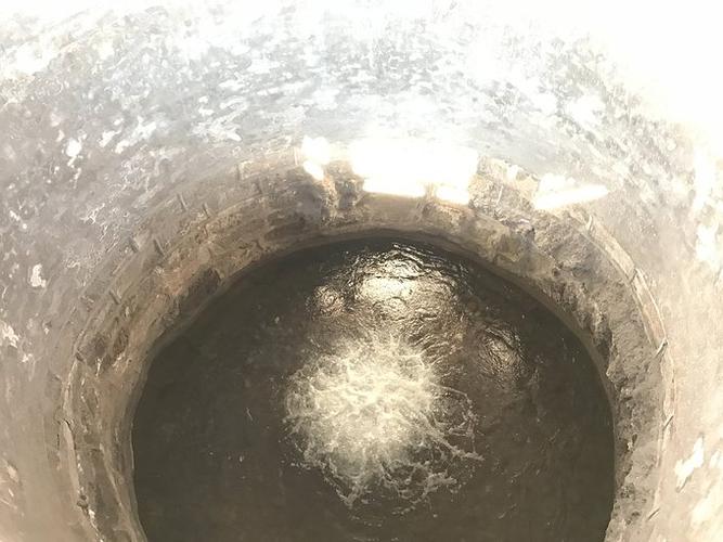 古井还有汩汩涌出的泉水.