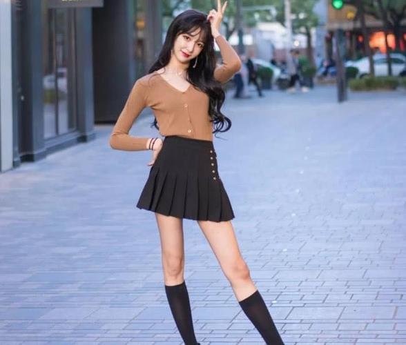 艾比一改以往风格,超短裙改穿"紧身裤",却被网友吐槽
