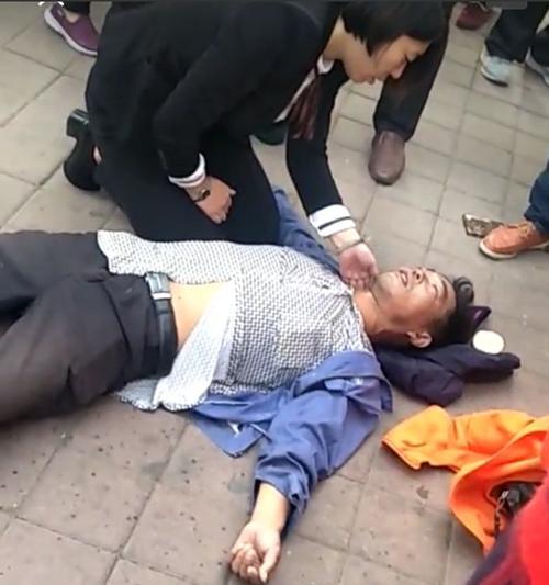 正能量南阳一美女姐姐跪地人工呼吸救活农民大哥她说