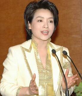 章伟秋主持的时间不长,播报的时候会显得经验不足,有时候不需要停顿