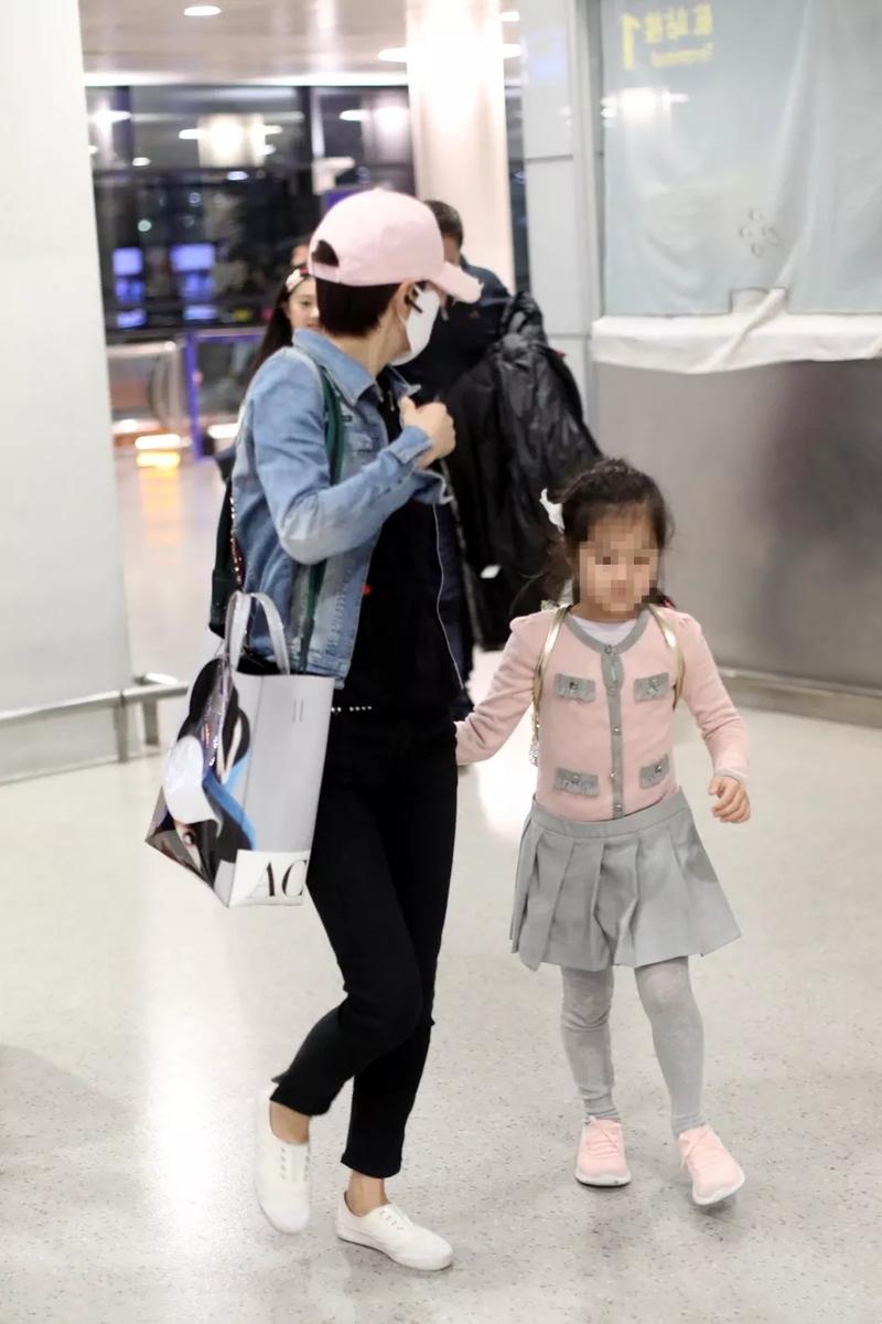 马伊琍带两女儿走机场,5岁小女儿镜头前超害羞,不停回头找姐姐