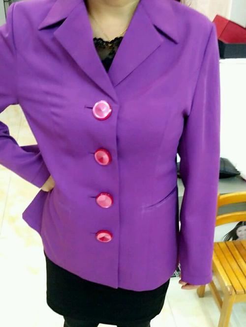 有机玻璃大纽扣的连衣裙连衣裙好看