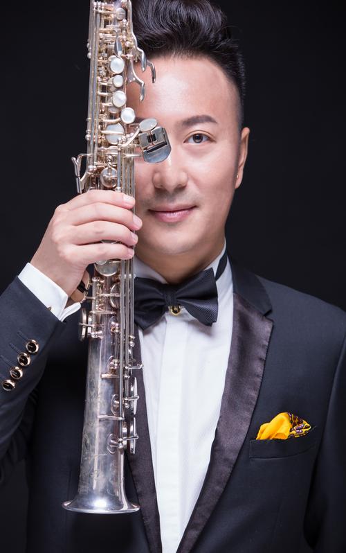  p>周勇, 1982年出生于贵州省贵阳市,中国青年萨克斯演奏家.