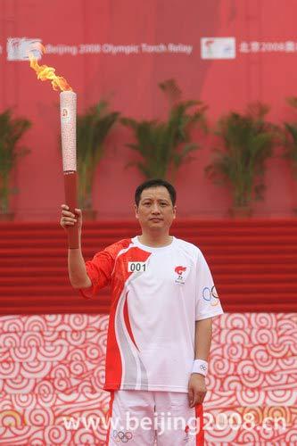 羽毛球世界冠军杨阳高擎奥运火炬 (缪礼东摄)