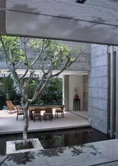 潮湿的毛病现代的天井继承了传统天井的优点然而与传统中国古建筑不同