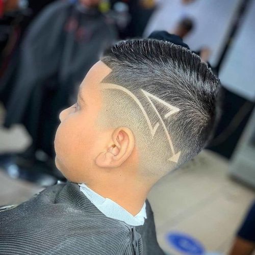 最后为大家推荐的是几款小男孩雕刻发型,最简单的就是加入一道弧形的