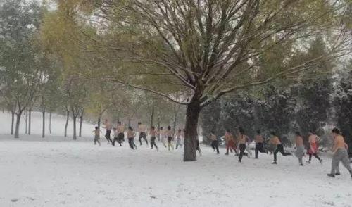 北京十多名男孩寒冬赤膊跑,组织者:培养男子汉