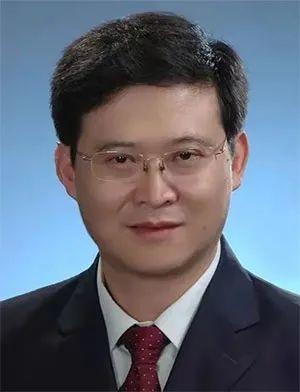 湖北省委组织部部务委员王发读同志宣布了省委决定:覃道明同志