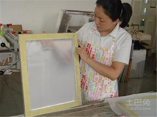 工场生产的画作,丝网版画制作过程