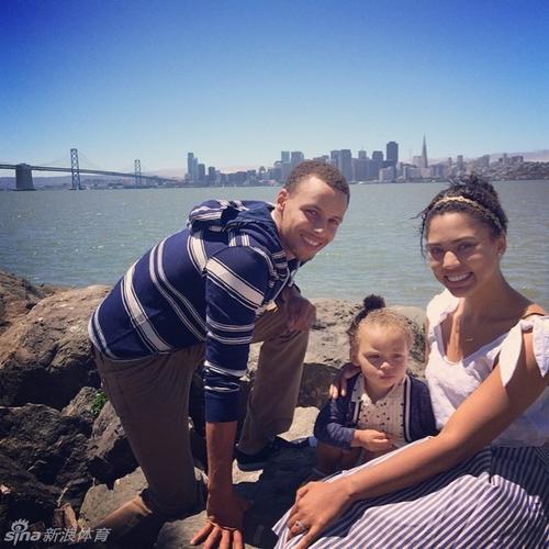 猜你喜欢 19 / 20 萌神库里与妻子阿耶莎可谓青梅竹马,他们相识于双方