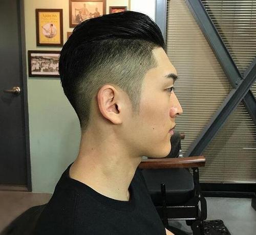 三面光男生短发 整个造型展现出清爽感与潮流感