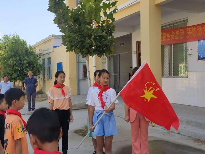 执旗姿势:稍息,立正,敬礼,礼毕,旗手行进时执旗口令:出旗,退旗