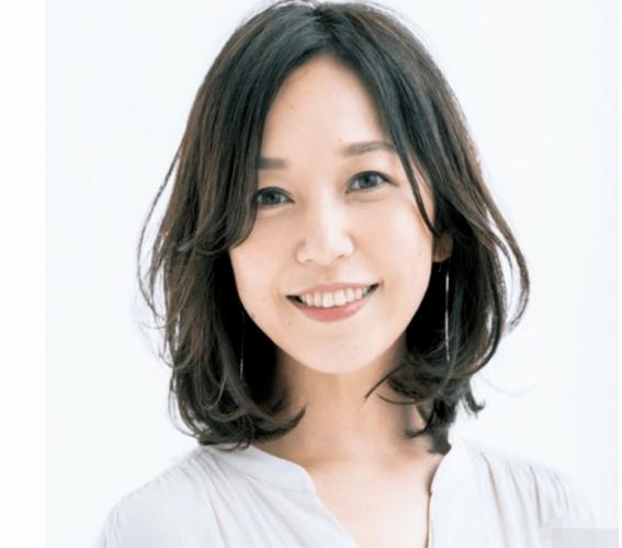 女人30岁以后该留什么发型好看?这几款锁骨卷发巨减龄还高档次!