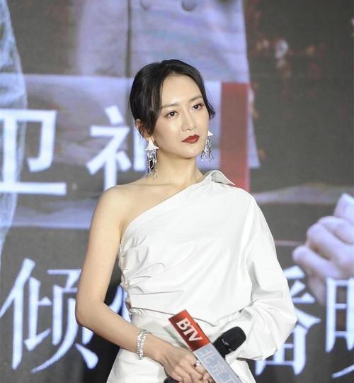 倪妮的生发液也救不了王鸥晒照却被发际线抢镜网友喊她去植发