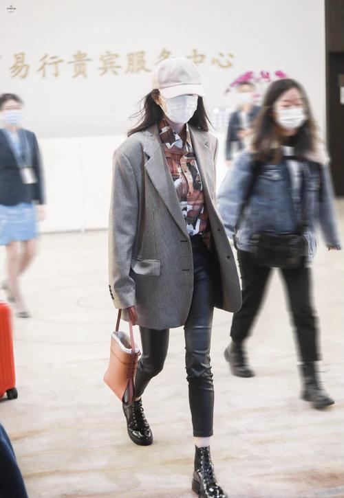 杨幂近日机场私服,美丽黄色搭配极致灰色,2021年流行色已穿上身