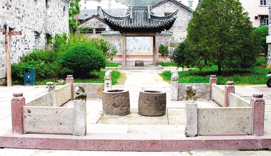 紫阳街上的古井很多,可是惟独千佛井在群井中名声最大,传说最多. /p>