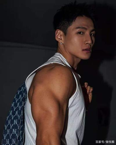 他是健身界的"明星",肌肉质感如刀刻,不愧是行走的焦点