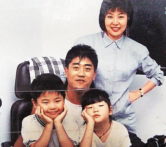 柯有伦当爸与妻子穿情侣衫手持b超照合影引热议