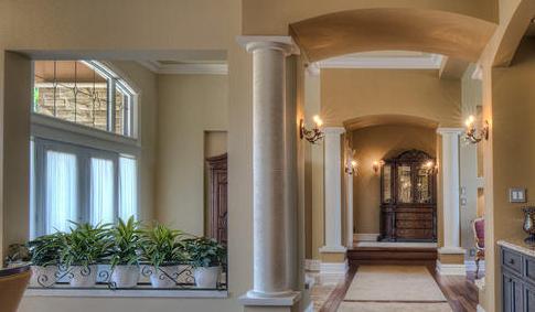 如果独立柱离墙壁不远,大家不妨试试利用定制的矮木柜将其与墙壁连接