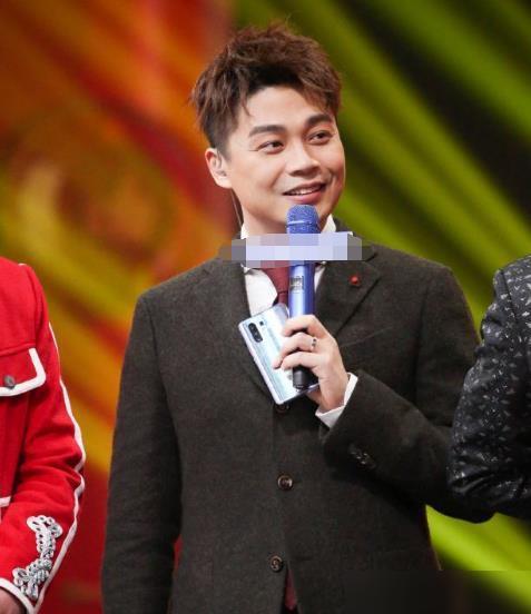 浙江台主持人沈涛出院近照,油发贴额疏打理,再表白娇妻不见其人