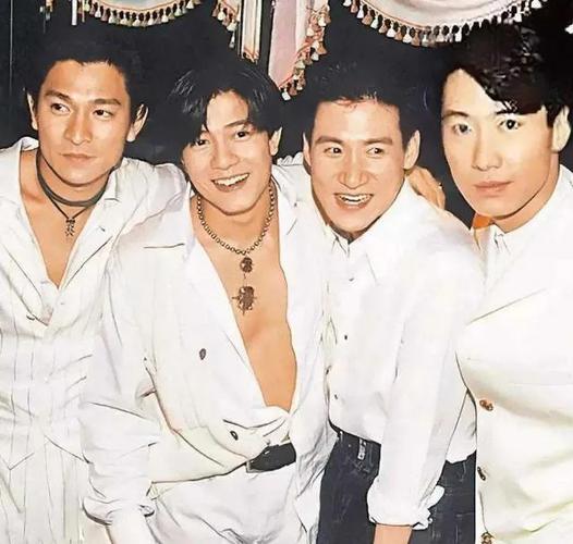 世俗化,大众化的文化消费成为社会主流,四大天王这样的偶像带领着众多